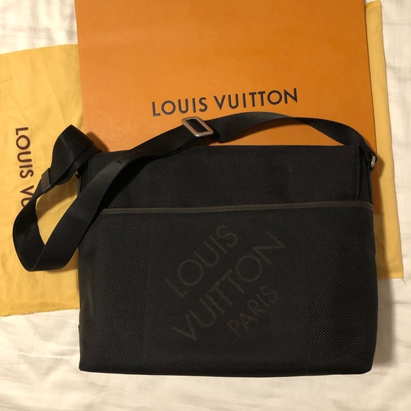 Authentic Louis Vuitton Loup Noir Canvas Messenger.Like new.Excellent condition. - Picture 7 of 14